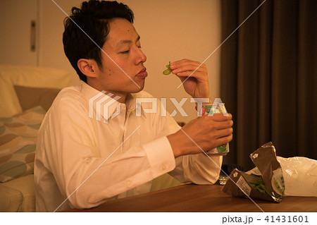 部屋で晩酌する若いビジネスマン 41431601