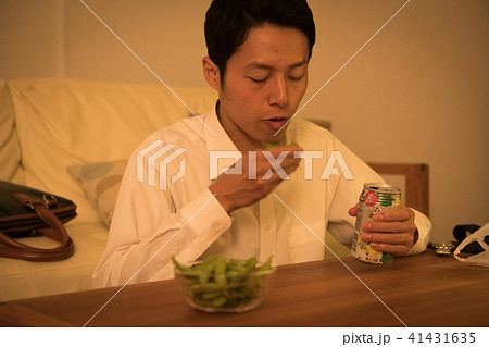 部屋で晩酌する若いビジネスマン 41431635