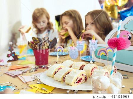 Girl birthday decorations. table setting with cakes, drinks and party gadgets. 41431963