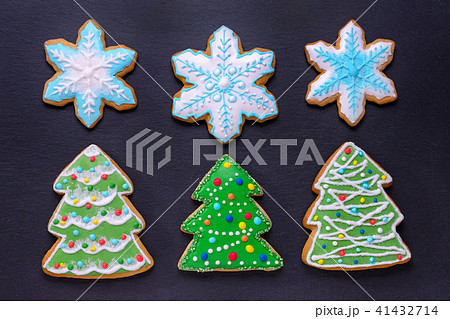 christmas food, handmade cookies gingerbread like christmas trees and snowflakes on black background 41432714