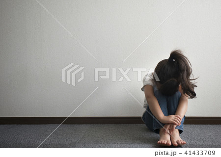 一人でお部屋にいる女の子 一人でお部屋にいる女の子 41433709