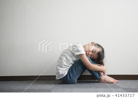 一人でお部屋にいる女の子 一人でお部屋にいる女の子 41433717