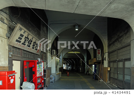 神奈川県横浜市　鶴見線国道駅　高架下入口付近 41434491