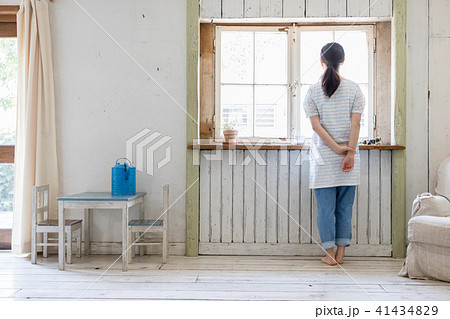 窓辺に立つ若い女性 窓辺に立つ若い女性 41434829