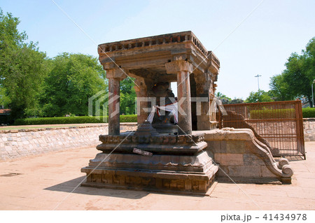 Nandi bull at the entrance, Airavatesvara Temple Nandi bull at the entrance, Airavatesvara Temple 41434978