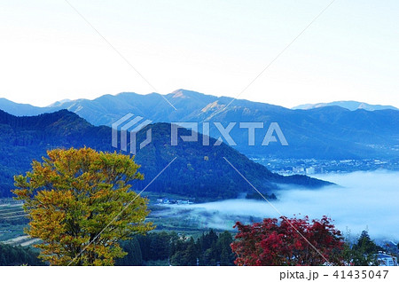 よませ温泉の紅葉と長野市街を覆う雲海 41435047