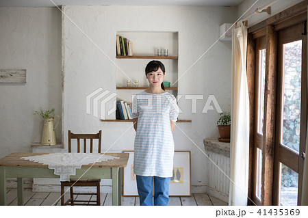 部屋に立つ若い女性 41435369