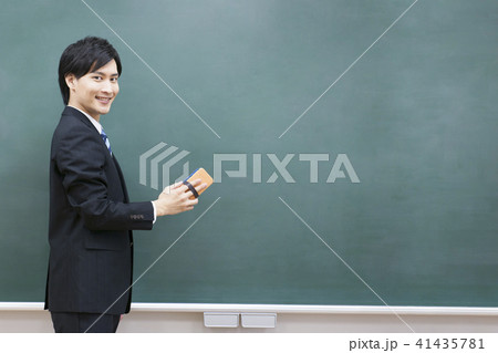 先生　教師　教室　学校　授業　黒板　塾　学習塾　予備校　教育イメージ 41435781