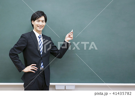 先生　教師　教室　学校　授業　黒板　塾　学習塾　予備校　教育イメージ 41435782