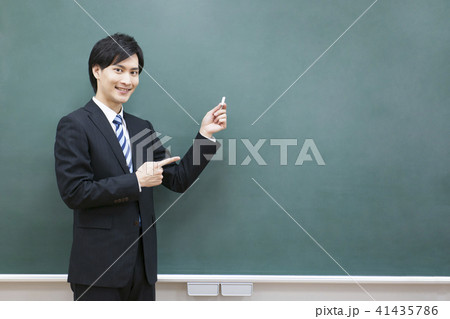 先生　教師　教室　学校　授業　黒板　塾　学習塾　予備校　教育イメージ 41435786