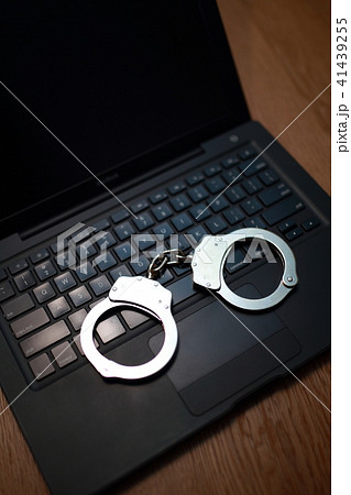 手錠 事件 逮捕 捕獲 黒 ブラック 暗い セキュリティ 悪い 詐欺 拘束 施錠 パソコン Pc の写真素材