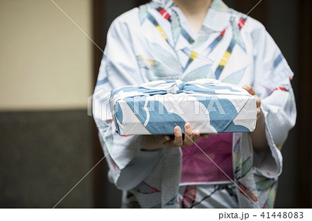 夏イメージ　お中元　手元　浴衣姿 41448083