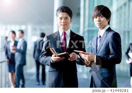 会話をするビジネスマン スーツ姿の男性 ビジネスイメージ 会話をするビジネスマン スーツ姿の男性 ビジネスイメージ 41449281