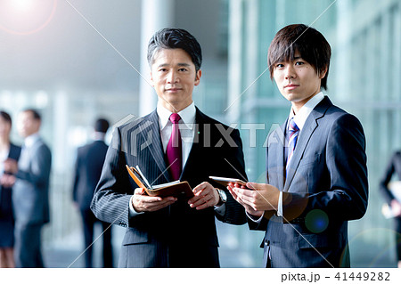 会話をするビジネスマン スーツ姿の男性 ビジネスイメージ 会話をするビジネスマン スーツ姿の男性 ビジネスイメージ 41449282