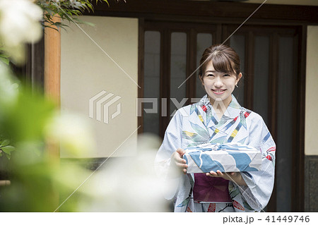 夏イメージ お中元 女性 浴衣姿 夏イメージ お中元 女性 浴衣姿 41449746