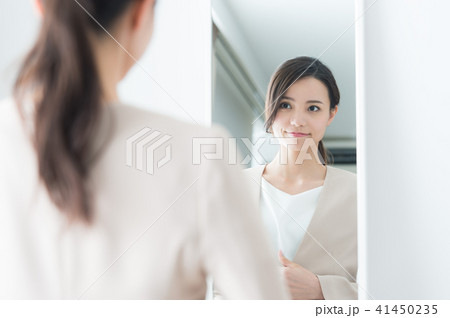 朝の身だしなみ 朝の身だしなみ 41450235