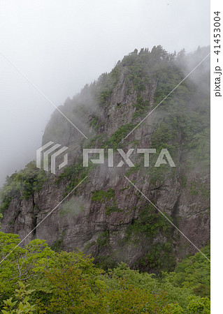雲の湧く大蛇嵓から岩峰を眺める 41453004