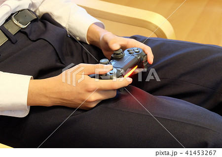 テレビゲームをする学生 41453267