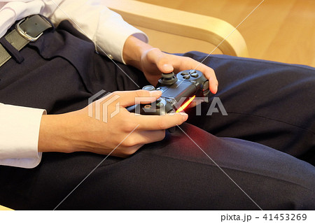 テレビゲームをする学生 41453269