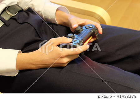 テレビゲームをする学生 41453278