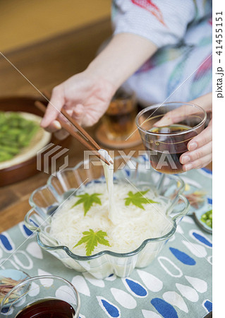 縁側でそうめんを食べる浴衣女性手元 41455151