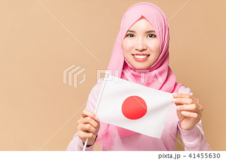 日本国旗を持つイスラム女性 日本国旗を持つイスラム女性 41455630