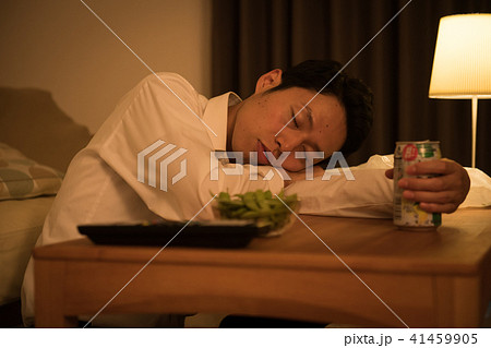 酔い潰れて寝る若いビジネスマン 41459905