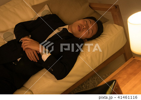 ソファで寝てしまう若いビジネスマン 41461116