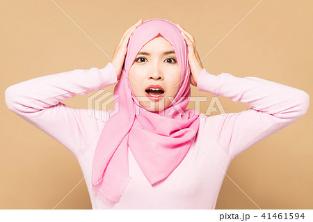 驚くイスラム女性 41461594