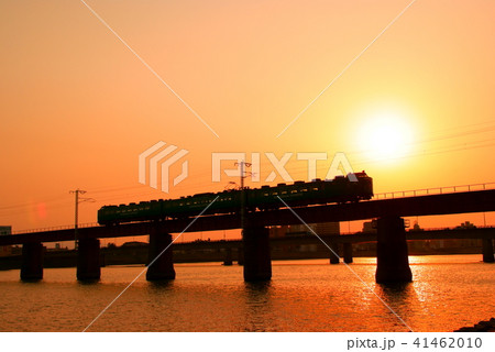 夕焼けの大淀川と485系特急きりしま 41462010