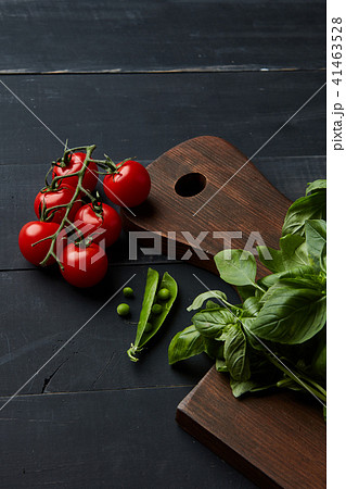 Board with fresh basil, tomatoes and green beans on wooden background 41463528
