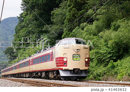 183・189系国鉄色：OM102編成 快速「一村一山」の写真素材 [41463632