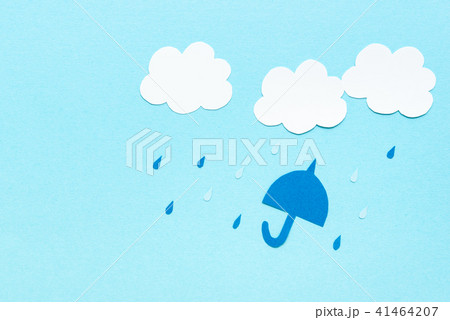 天気　背景素材　空模様　雨　傘　雲　スペース 41464207