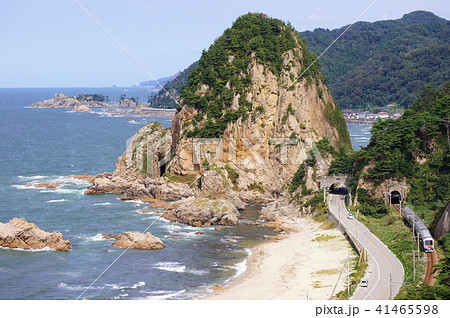 笹川流れ海岸付近を走るジョイフルトレイン：きらきらうえつ 41465598