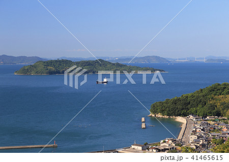 三豊市詫間町の須田港と志々島、瀬戸大橋 41465615