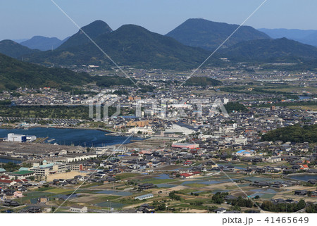 三豊市詫間町中心部から善通寺五岳、大麻山方向を見る 41465649