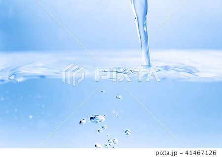 水の泡・水面・水中・水の素材。健康や医療、環境やライフスタイル、飲料のイメージ。 41467126