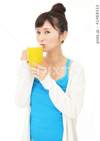 珈琲を飲み寛ぐ女性 珈琲を飲み寛ぐ女性 41468433