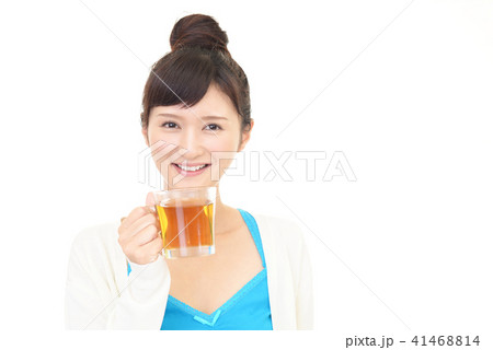 紅茶を飲み寛ぐ女性 紅茶を飲み寛ぐ女性 41468814