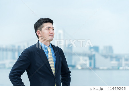 自信を持った表情の男性 自信を持った表情の男性 41469296