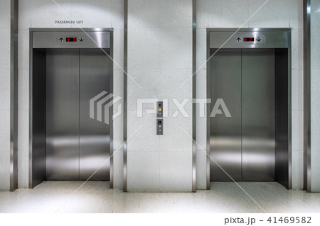 Metallic elevator two gate closed of lift 41469582