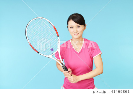 テニスラケットを持つ女性 テニスラケットを持つ女性 41469861
