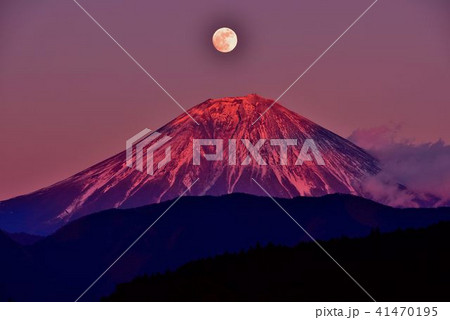満月と富士山の写真素材