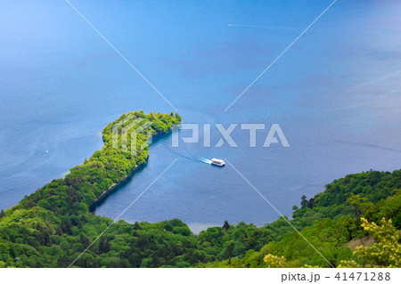 栃木県日光市 奥日光の自然 中禅寺湖 八丁出島 5月 の写真素材