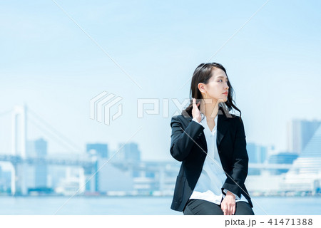 遠くを見つめる女性 ビジネスイメージの写真素材