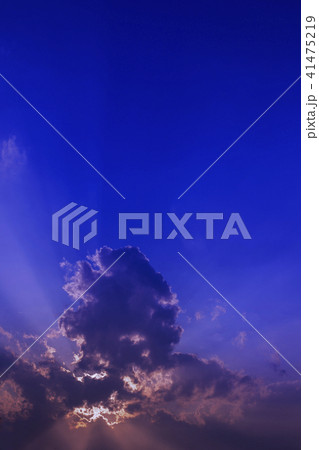 夕暮れの雲と太陽光線 夕暮れの雲と太陽光線 41475219