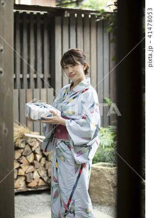 夏イメージ お中元 女性 浴衣姿 夏イメージ お中元 女性 浴衣姿 41478053