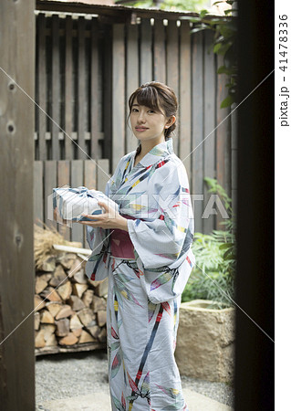 夏イメージ　お中元　女性　浴衣姿 41478336