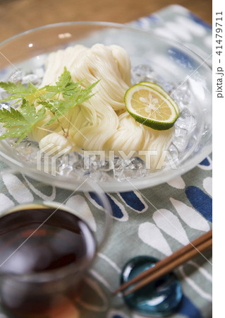 縁側でそうめんを食べる 素麺 そうめんの写真素材