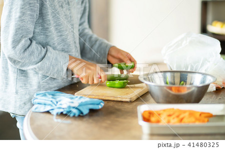 野菜を切る子供 野菜を切る子供 41480325